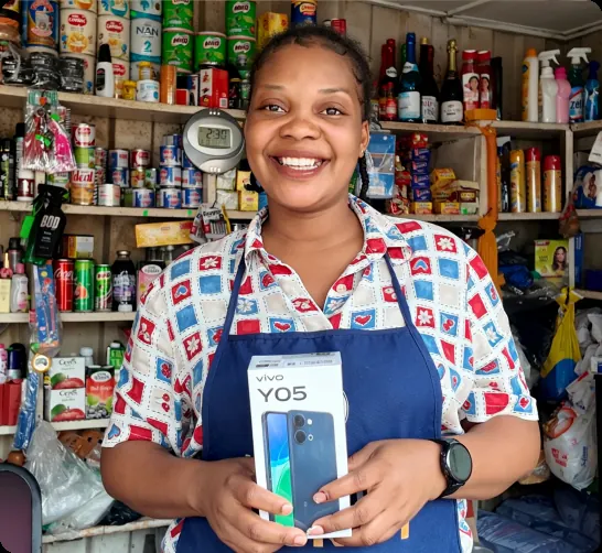 Customer receiving a vivo smartphone through FoneGo